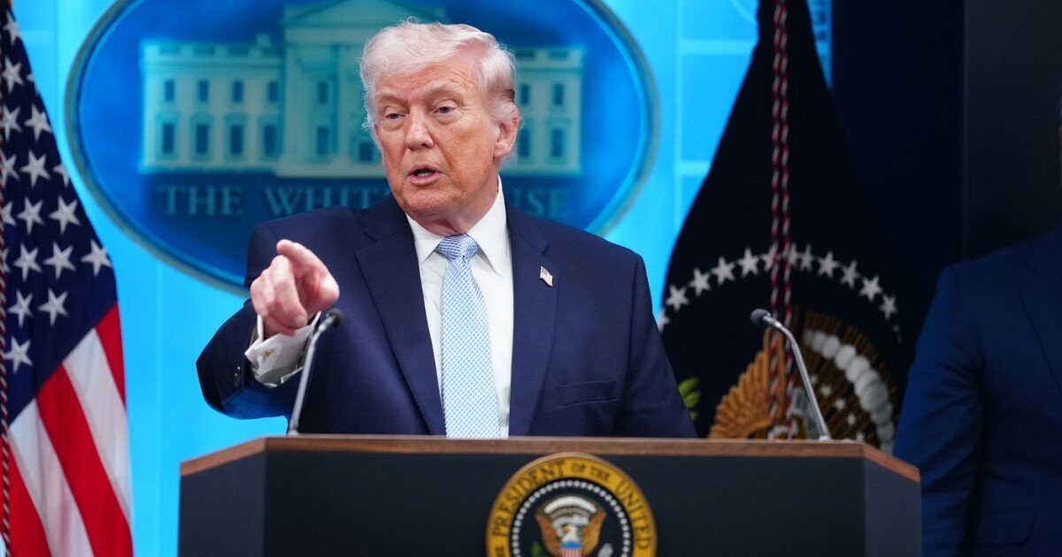 Donald Trump amenință jurnalistul care a dezvăluit operațiunile militare americane în Iran Luni, Președintele Statelor Unite, Donald Trump, a lansat o amenințare directă la adresa unui jurnalist, din cauza unei investigații legate de operațiunile militare ale armatei americane în Iran