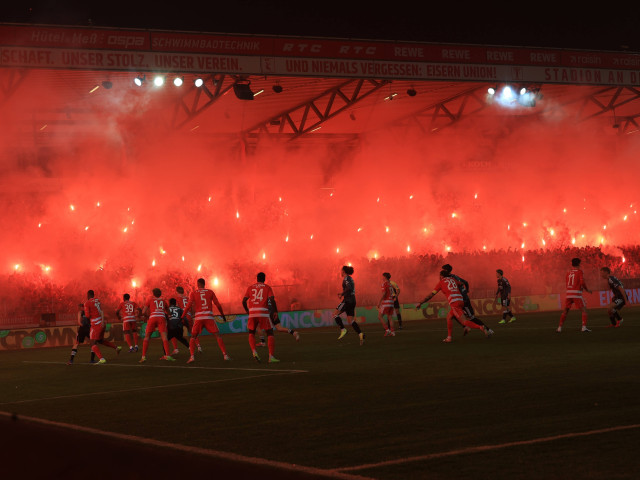 Un club de fotbal din Germania a primit o amendă uriașă după ce fanii au aprins peste 200 de torțe în timpul unui meci