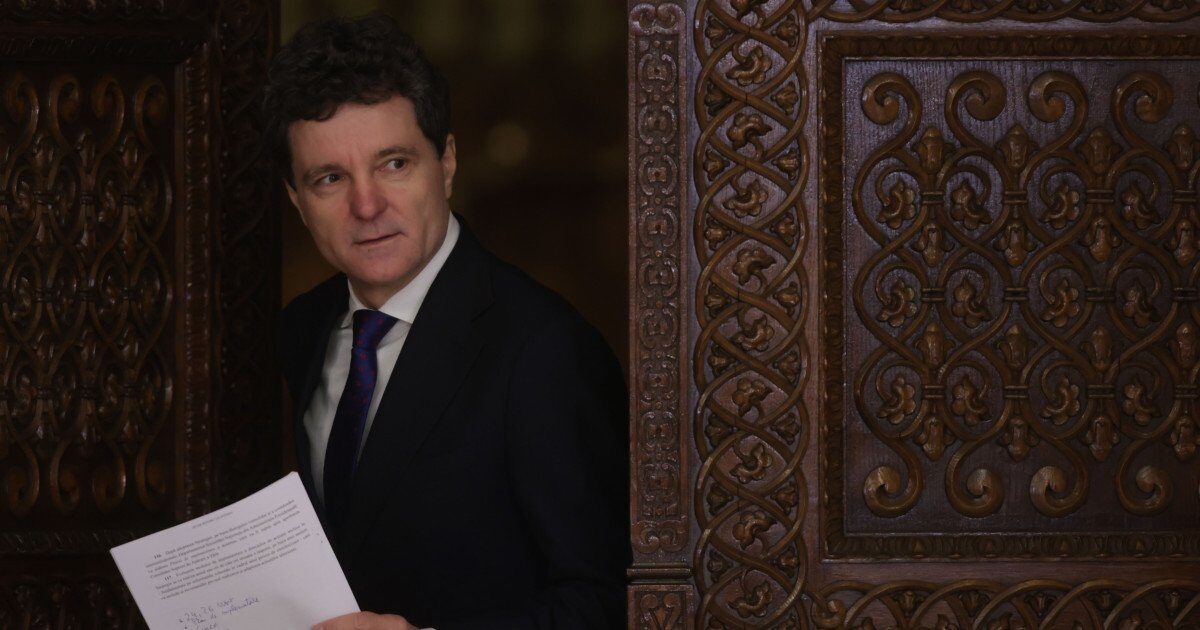 Președintele Nicușor Dan contestă la Curtea Constituțională legea privind guvernanța corporativă a întreprinderilor publice Primarul General al Capitalei, Nicușor Dan, a sesizat Curtea Constituțională a României (CCR) cu privire la legea de aprobare a Ordonanței de Urgență (OUG) nr