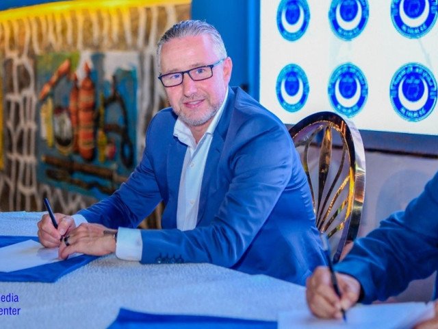 Laurențiu Reghecampf are o ofertă concretă pe masă pentru un nou proiect în fotbalul românesc, după experiența sa recentă în Arabie Saudită