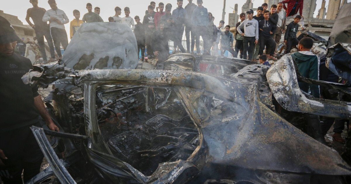 Atac aerian israelian în apropierea unei școli din Gaza, cel puțin 10 morți Un atac aerian israelian a provocat moartea a cel puțin 10 persoane și rănirea altor câteva, luni, în apropierea unei școli care adăpostea palestinieni strămutați, conform oficialilor din domeniul sănătății