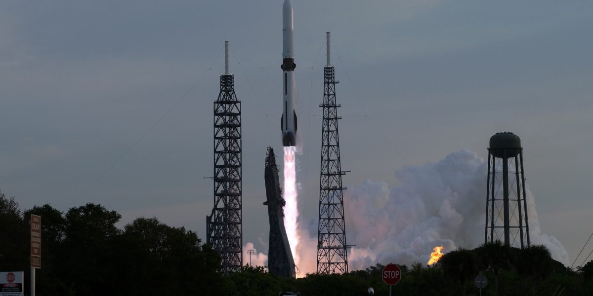 Blue Origin, succes istoric: racheta cu motor reutilizabil, lansată pentru prima oară