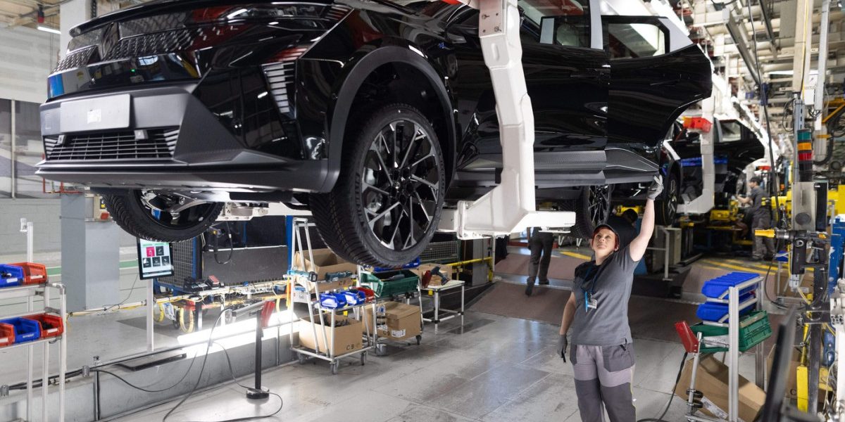 Renault dă afară masiv: Până la 20% din ingineri, pe făraș în 2 ani