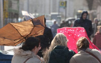 După o zi neobișnuit de caldă, cu temperaturi de până la 25 de grade în sud, temperatura va scădea brusc începând de marți, semnalând o schimbare semnificativă a vânturilor și a condițiilor meteorologice