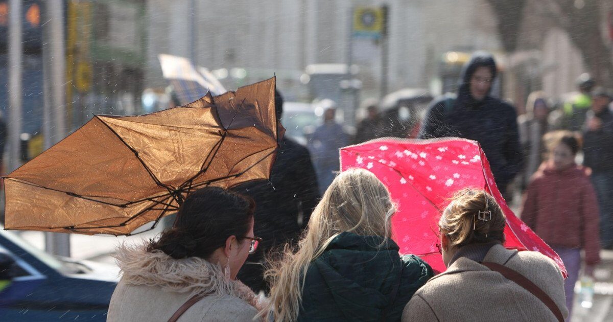 După o zi neobișnuit de caldă, cu temperaturi de până la 25 de grade în sud, temperatura va scădea brusc începând de marți, semnalând o schimbare semnificativă a vânturilor și a condițiilor meteorologice