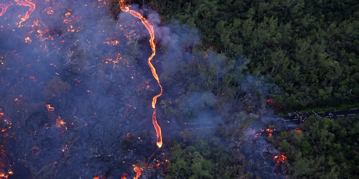 Lava de la vulcanul REUNION, spectacol spre ocean: noi imagini din satelit