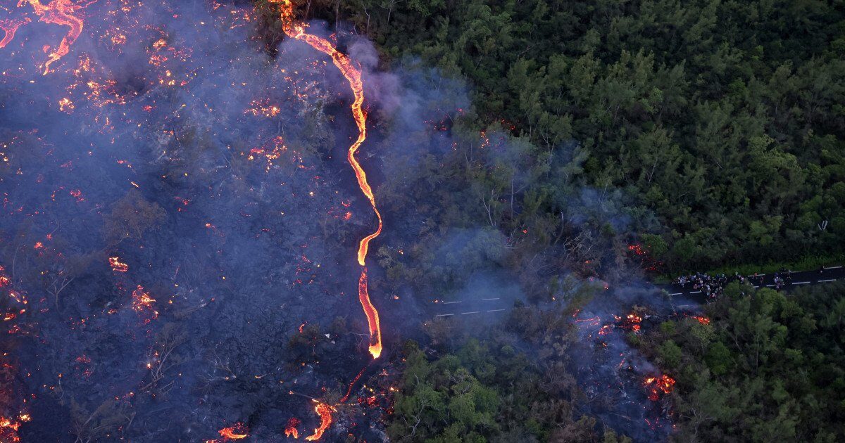 Lava de la vulcanul REUNION, spectacol spre ocean: noi imagini din satelit