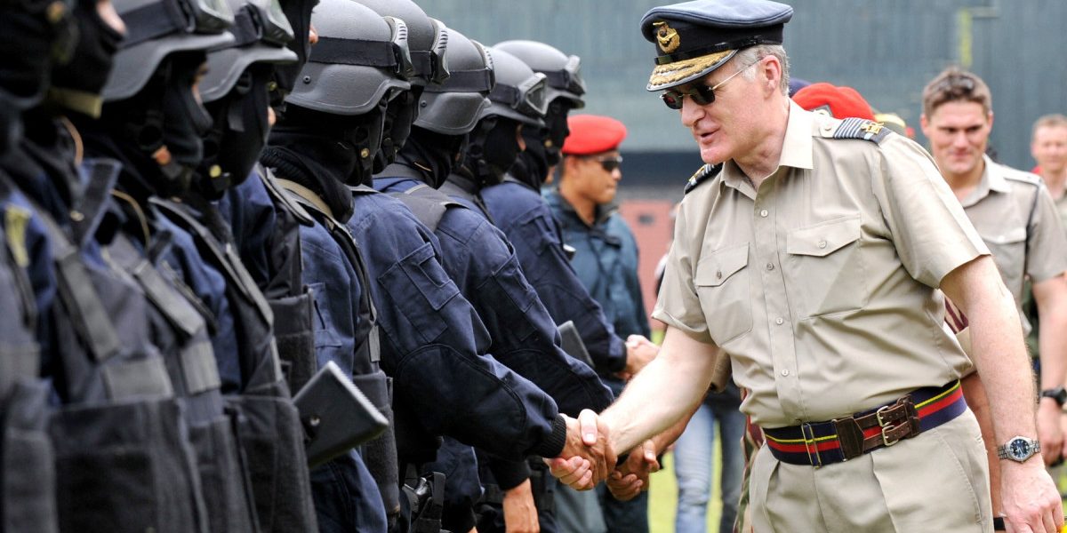 Fost șef al armatei: Marea Britanie, extrem de vulnerabilă. Apărarea, refăcută-n 10 ani