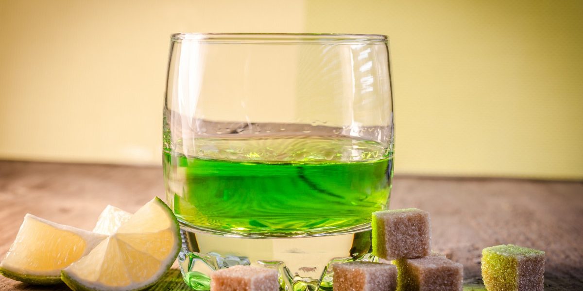 Absintul interzis în Franța: Tânărul de azi, rețelele sociale și problemele mentale