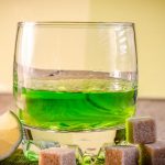 Absintul interzis în Franța: Tânărul de azi, rețelele sociale și problemele mentale