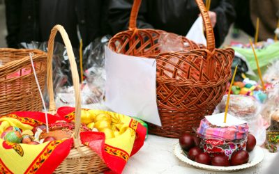 Alimente-cheie de Paște: Ce pui în pachetele de pomană și pe masa de Înviere