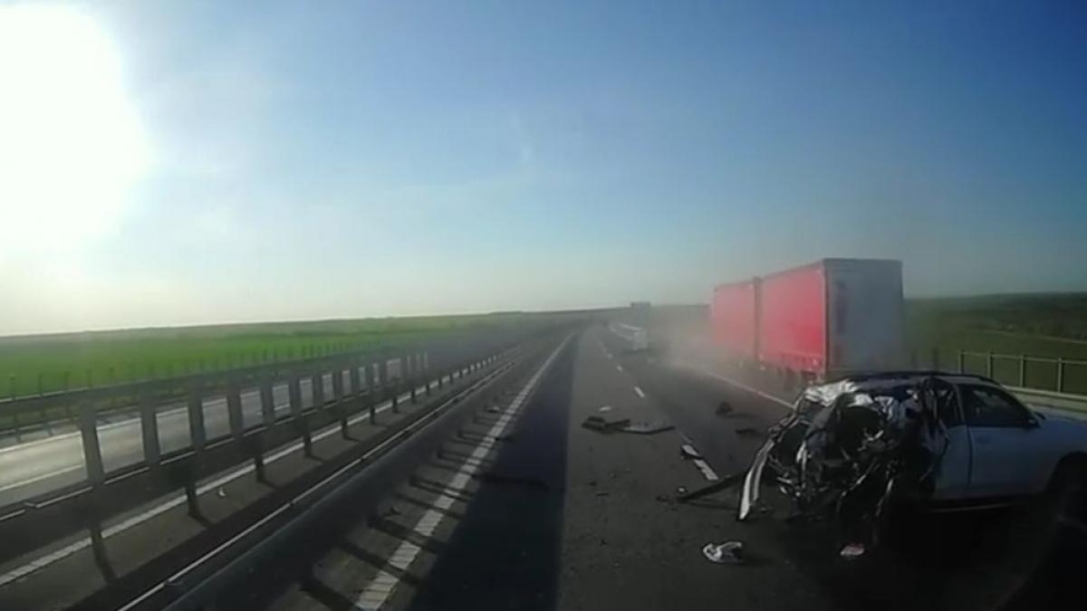 Accident grav pe autostrada A1 din județul Timiș, două persoane decedate Un accident rutier extrem de grav s-a petrecut luni după-amiază pe autostrada A1, la km 504, în dreptul localității Giarmata, județul Timiș