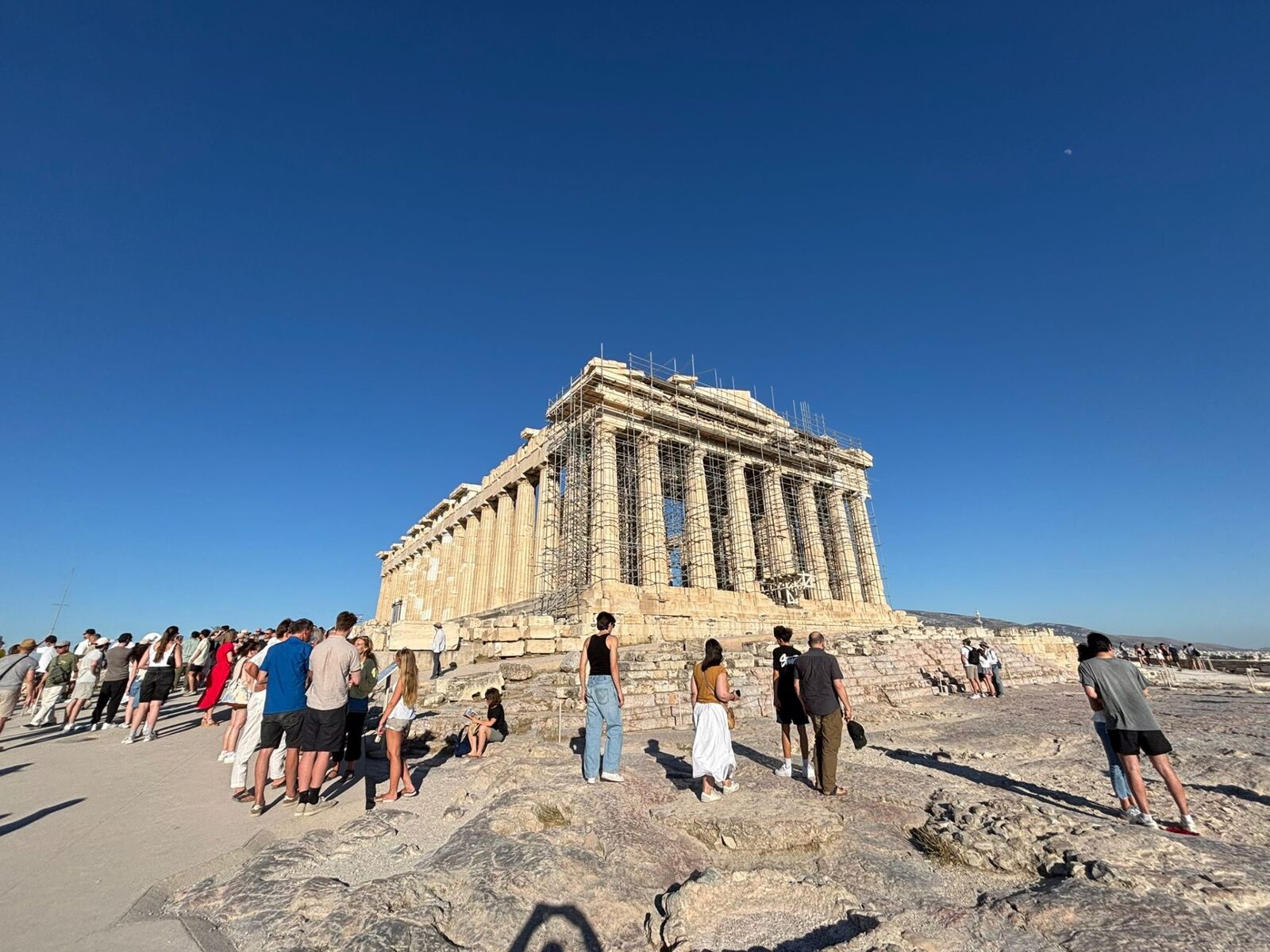 Restricții DRASTICE în Grecia: Amenzi de 3.000€ pentru femei în sezonul estival