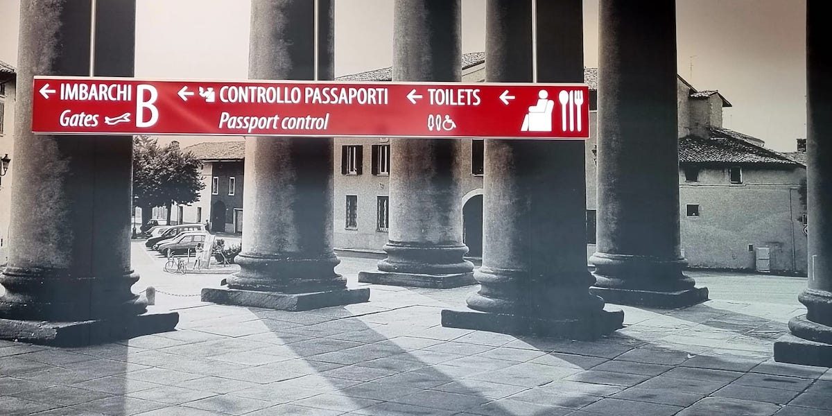 Italieni, păcăliți de nume: Avion spre Cracovia, aterizat la Craiova! „Vacantă minunată”