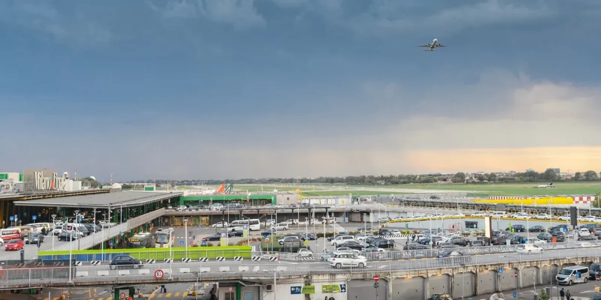 Haos pe aeroportul din Milano: Zeci de pasageri blocați, unii au leșinat