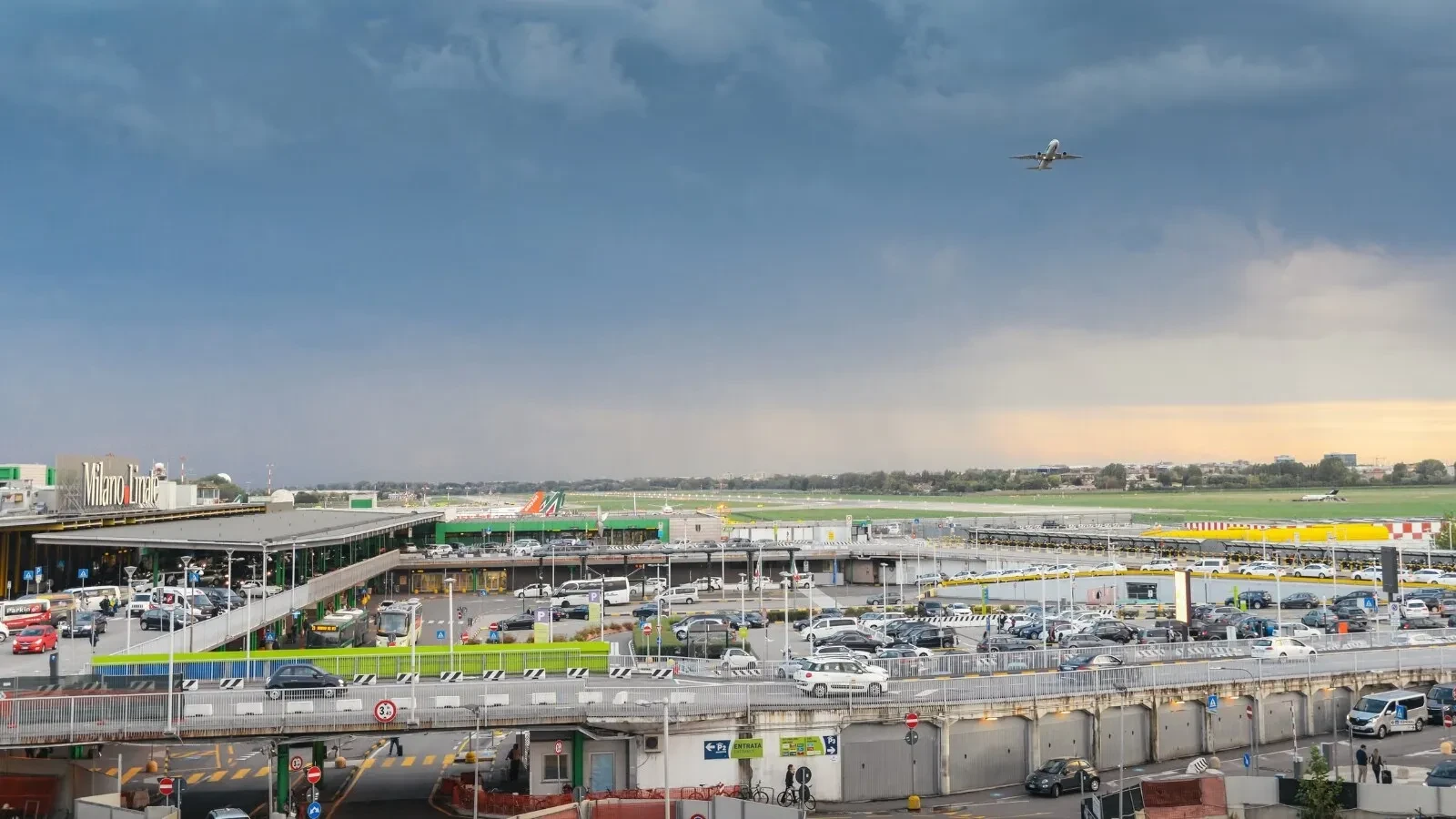 Haos pe aeroportul din Milano: Zeci de pasageri blocați, unii au leșinat