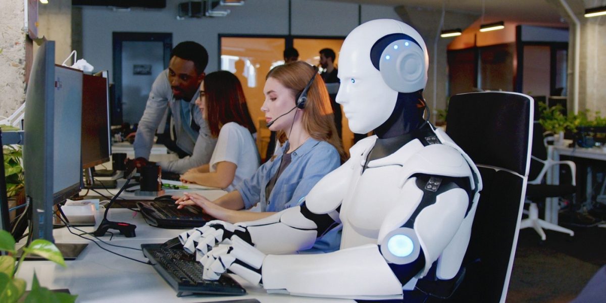 AI-ul, un angajat cu limite înlocuibile Informația principală este clară: inteligența artificială poate prelua anumite sarcini repetitive sau simple, însă nu înlocuiește complet angajații umani