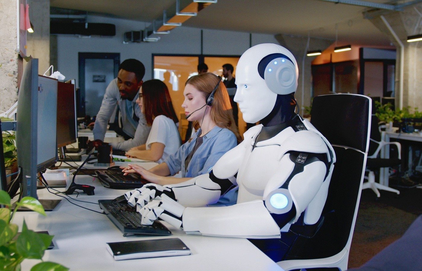 AI-ul, un angajat cu limite înlocuibile Informația principală este clară: inteligența artificială poate prelua anumite sarcini repetitive sau simple, însă nu înlocuiește complet angajații umani