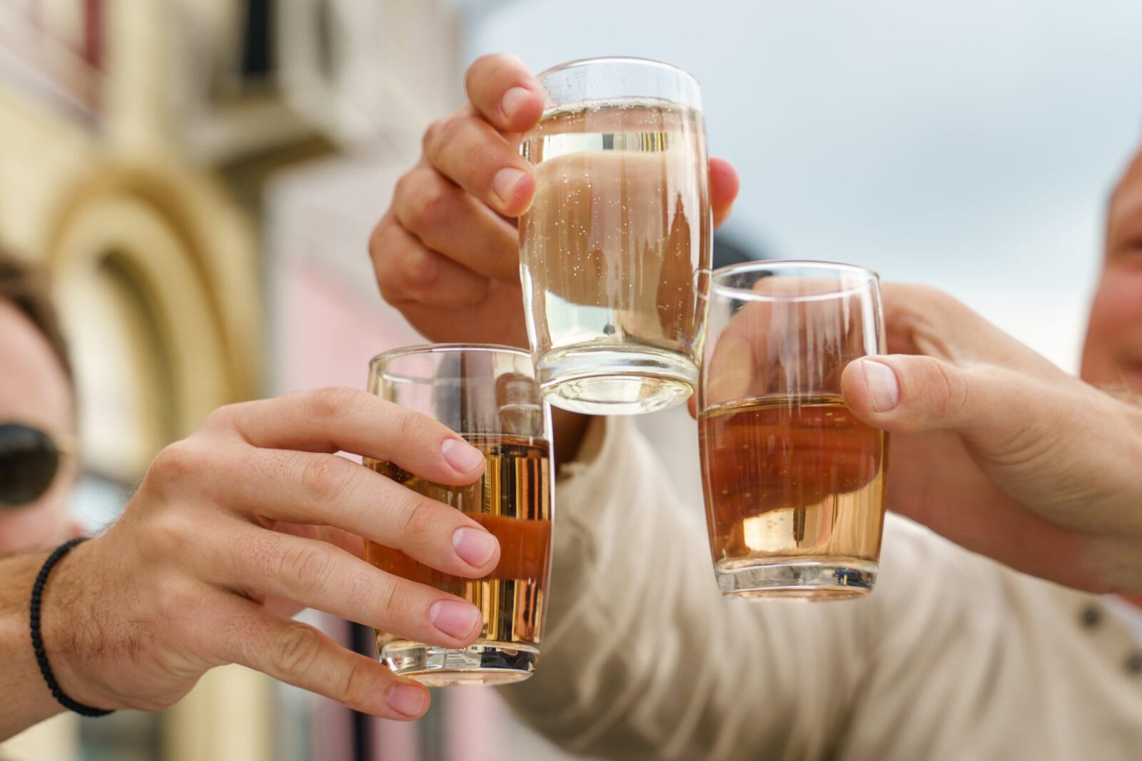 Consumul de alcool contrafăcut crește vertiginos în preajma sărbătorilor pascale, avertizează Spirits România, asociația care reprezintă producătorii și distribuitorii de băuturi spirtoase