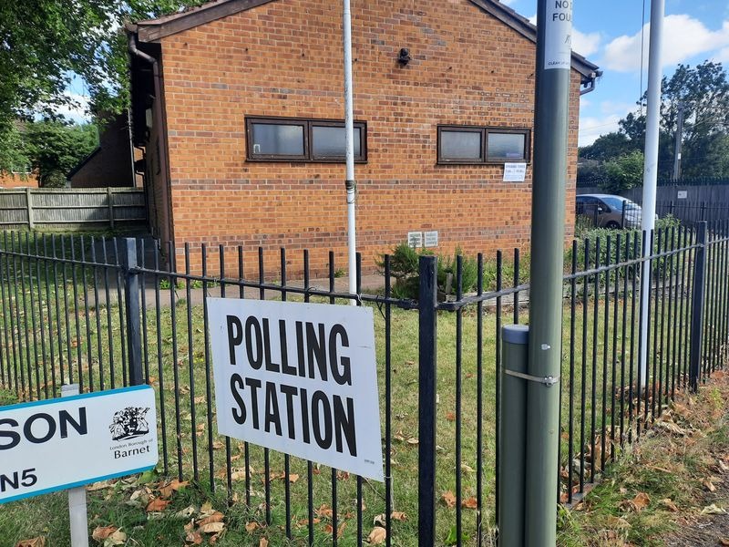 Șaizeci de români candidează la localele din Londra pe 7 mai