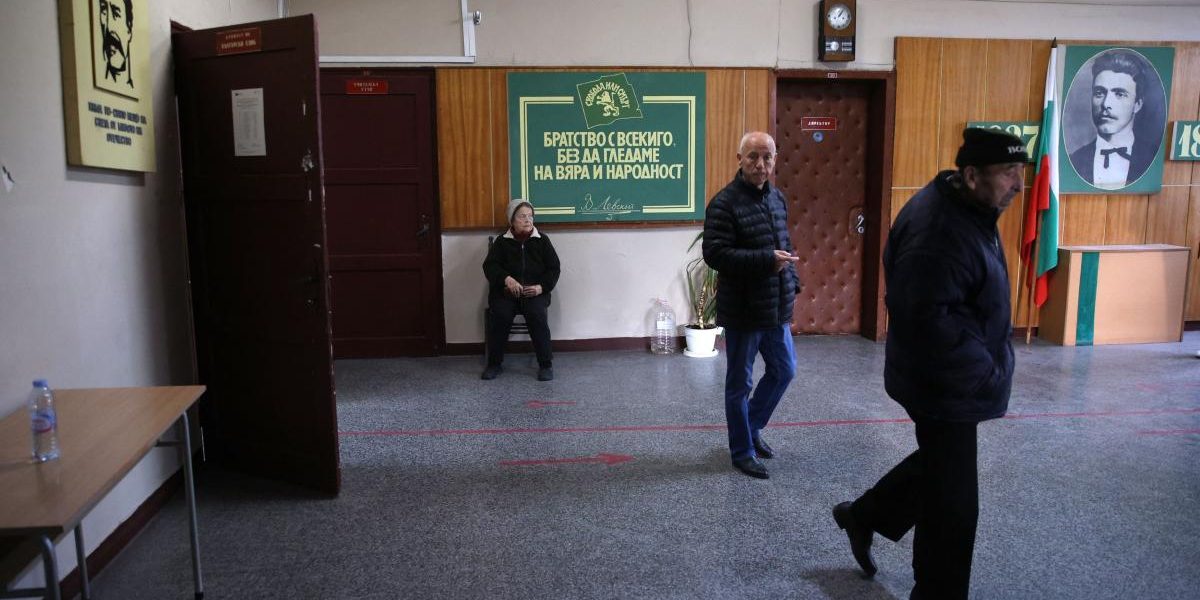 Alegeri Bulgaria: Haos total la start, șefi de secții absenți, Radev vs. Orban