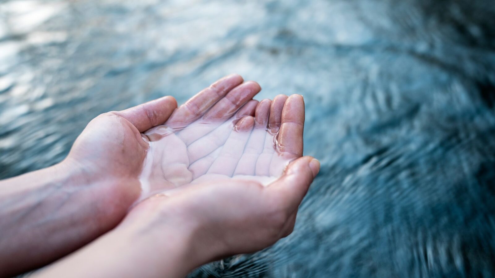 O adolescentă din Canada a fost diagnosticată cu o formă extrem de rară de alergie: urticarie aquagenică, o afecțiune ce o face sensibilă la contactul cu apa