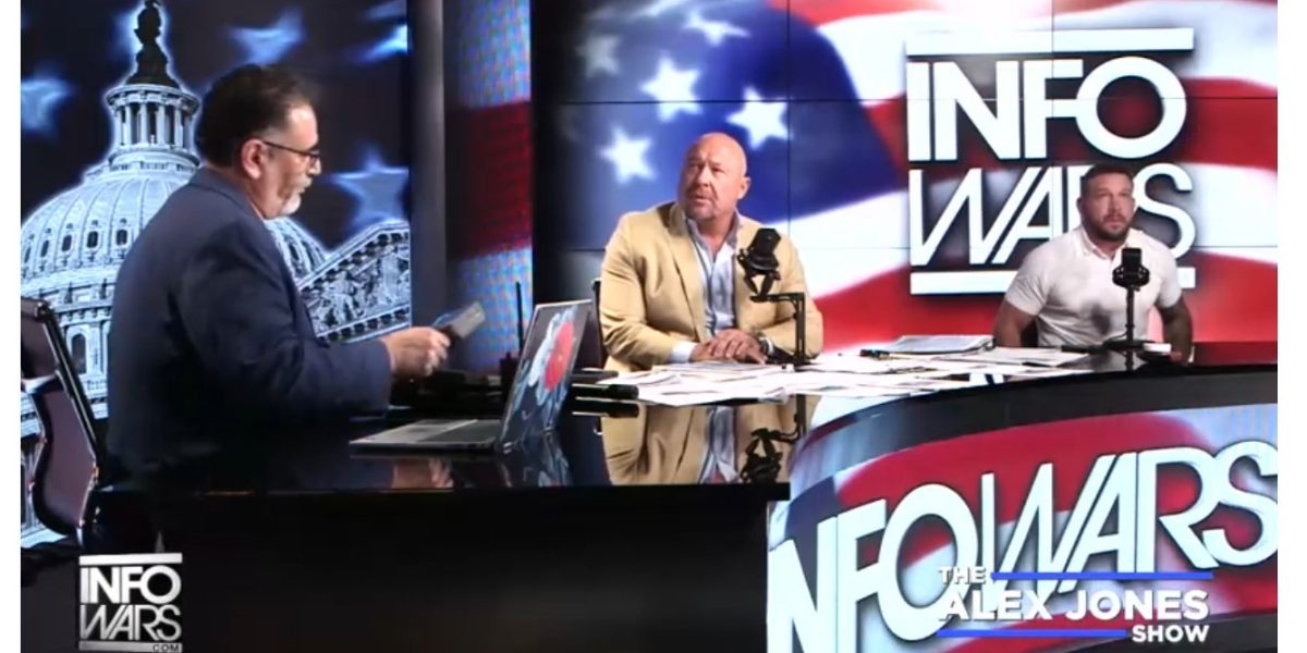 The Onion parodiază Infowars, site-ul conspiraționist al lui Alex Jones