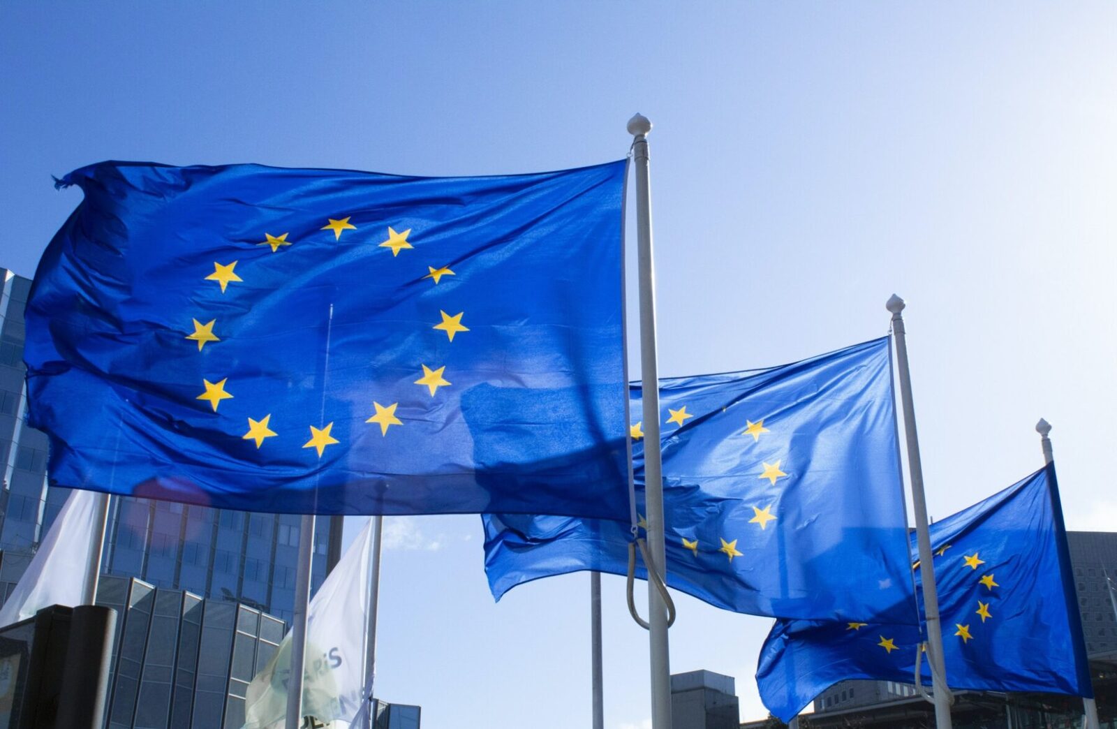 Centre eurosceptice, pe val în Europa: Bruxelles-ul taie finanțările pro-UE