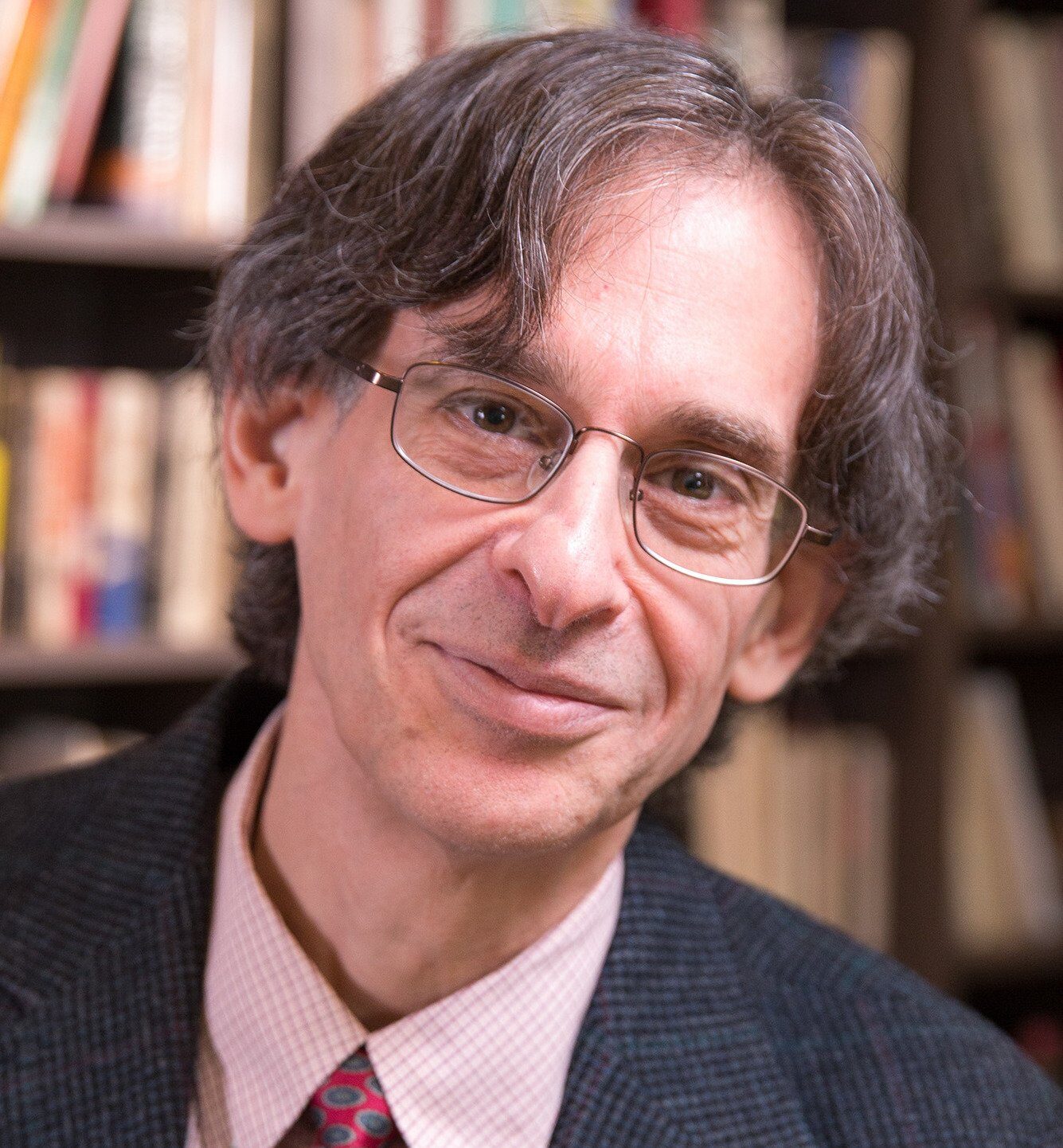 Alfie Kohn, autor și speaker influent în domeniul educației și parentingului, va susține o conferință la București pe 10 mai 2026, eveniment ce va aborda teme cruciale pentru dezvoltarea copiilor și a adulților