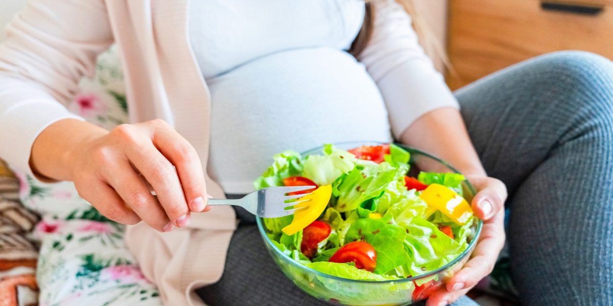 Ce mănâncă gravidă? Ghid esențial pentru viitorii părinți din România!