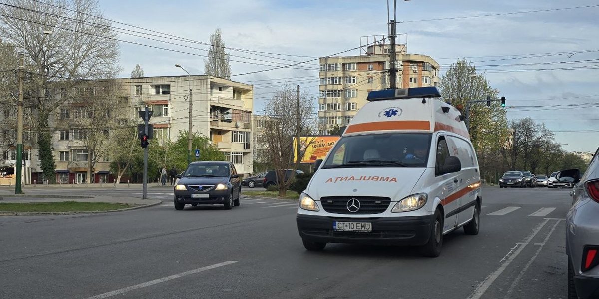 Șoferii Români, la mila ambulanțelor: Pot încălca regulile rutiere?