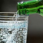 Apa minerală, suspectă de cancer de colon: Adevărul despre ce bem