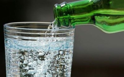 Apa minerală, suspectă de cancer de colon: Adevărul despre ce bem