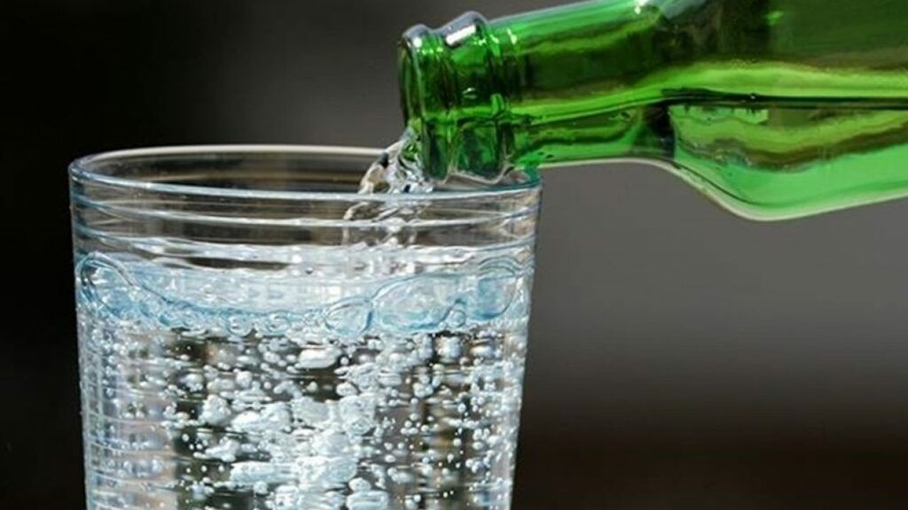 Apa minerală, suspectă de cancer de colon: Adevărul despre ce bem