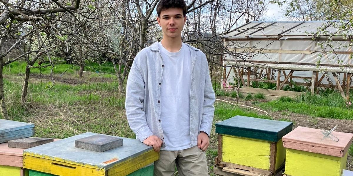 Codrin, elevul din Iași care și-a făcut stupină: A strâns bani și a câștigat premii