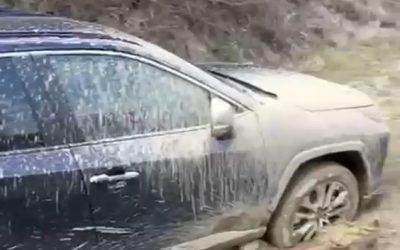 Împotmoliți în noroi, salvați de jandarmi: „GPS-ul ne-a păcălit”