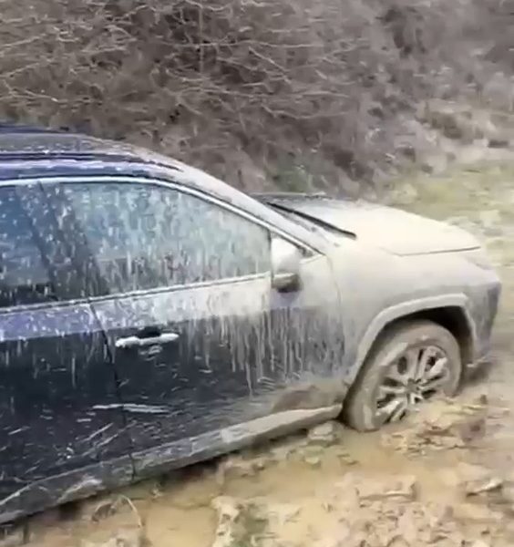 Împotmoliți în noroi, salvați de jandarmi: „GPS-ul ne-a păcălit”