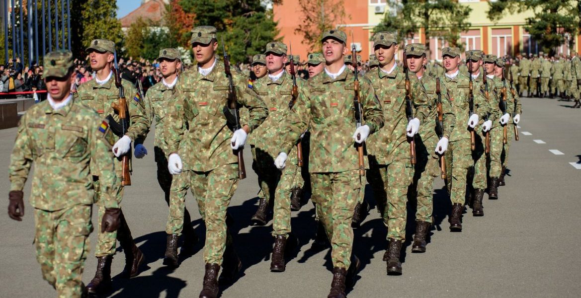 Război la porțile României: Armata recrutează. Unde se antrenează și ce salarii primesc militarii