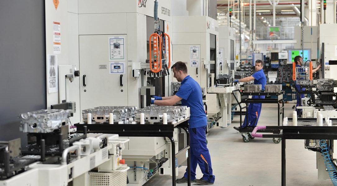 Activitatea industrială a României, în declin în februarie, cu excepția alimentelor