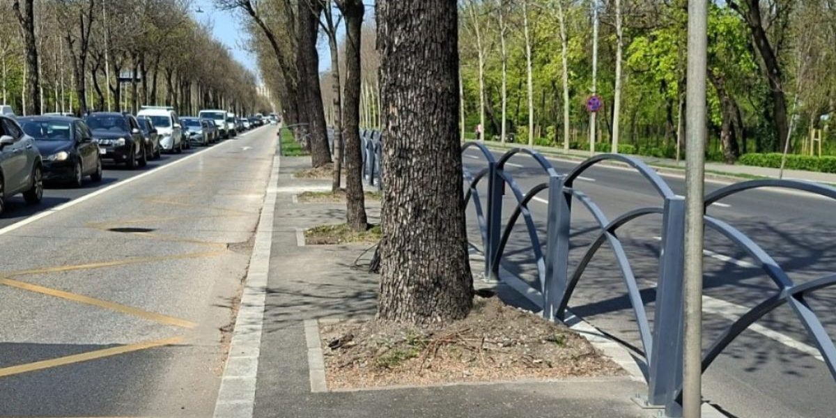 Autobuzele intră de sâmbătă pe bandă dedicată în București, pe un bulevard aglomerat
