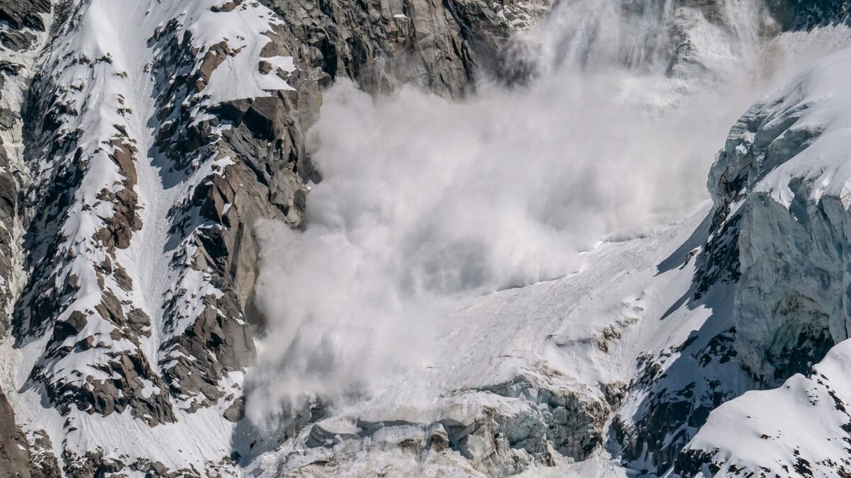 Avalanșe, pericol la munte: Schiori și turiști, pe lista neagră
