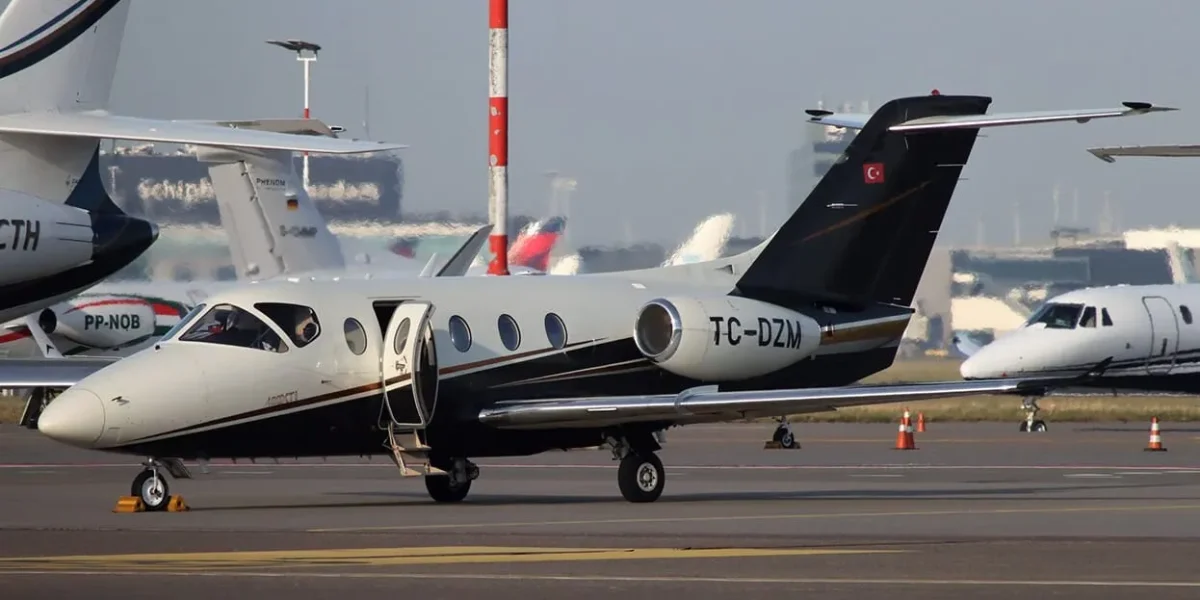 Avionul special, cu Lumina Sfântă la București: Ce dotări are și cine-l pilotează