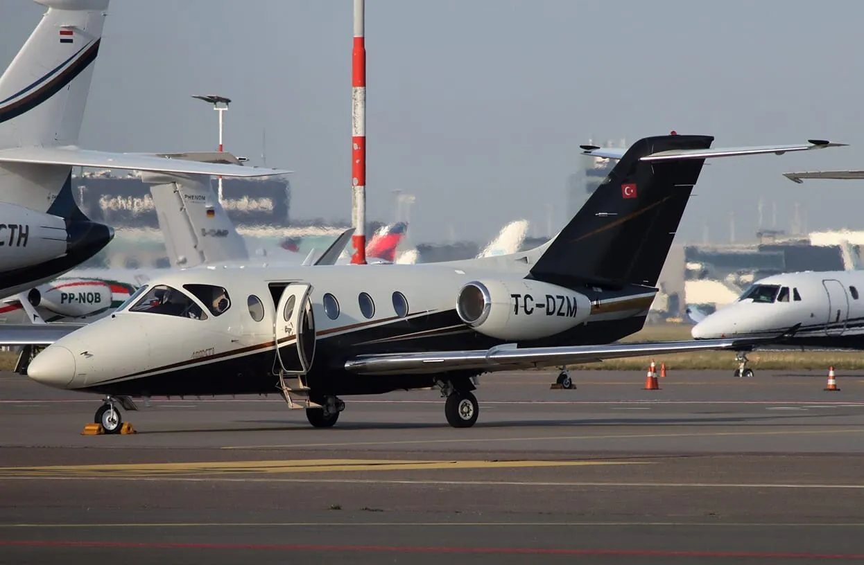 Avionul special, cu Lumina Sfântă la București: Ce dotări are și cine-l pilotează