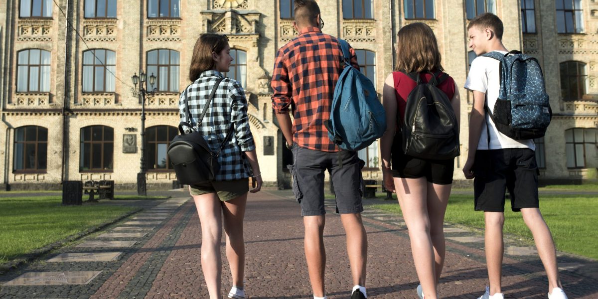 Mii de studenți din România, loviți de scandalul burselor UK: Cât trebuie să dea înapoi