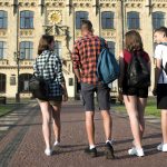 Mii de studenți din România, loviți de scandalul burselor UK: Cât trebuie să dea înapoi