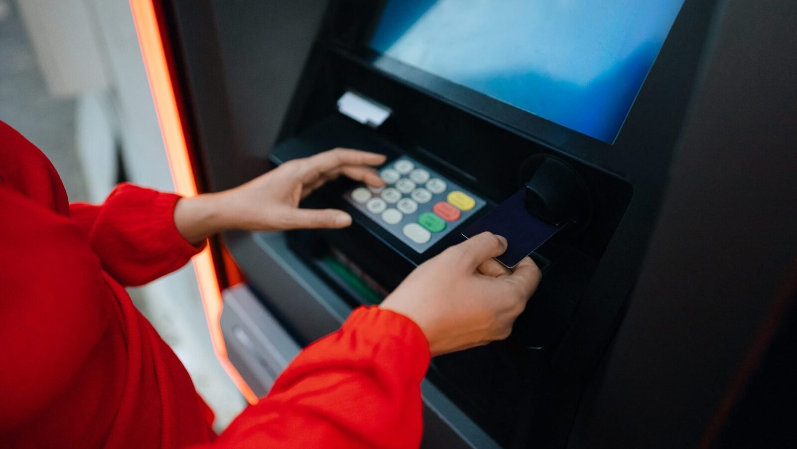 Blocaj bancar: banii DISPAR din bancomate. Clienții, FĂRĂ acces la conturi