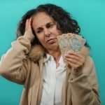 Taxă-șoc pentru turiști: Românii, puși să plătească suplimentar, deși au contract