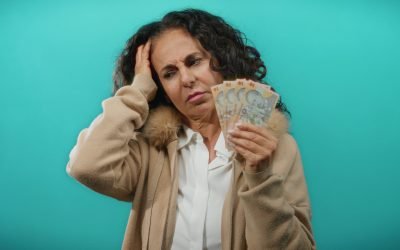 Taxă-șoc pentru turiști: Românii, puși să plătească suplimentar, deși au contract