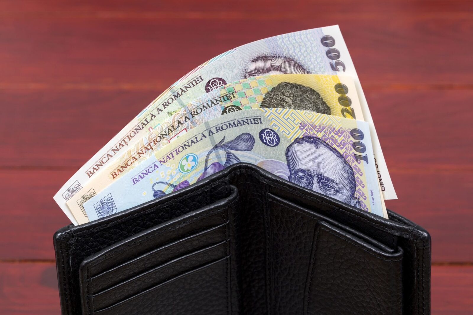 Economistul-șef al BRD, Florian Libocor, le propune românilor un set de reguli simple pentru a naviga în perioada de criză economică, în care temerile legate de instabilitatea financară par să fie din ce în ce mai pregnante