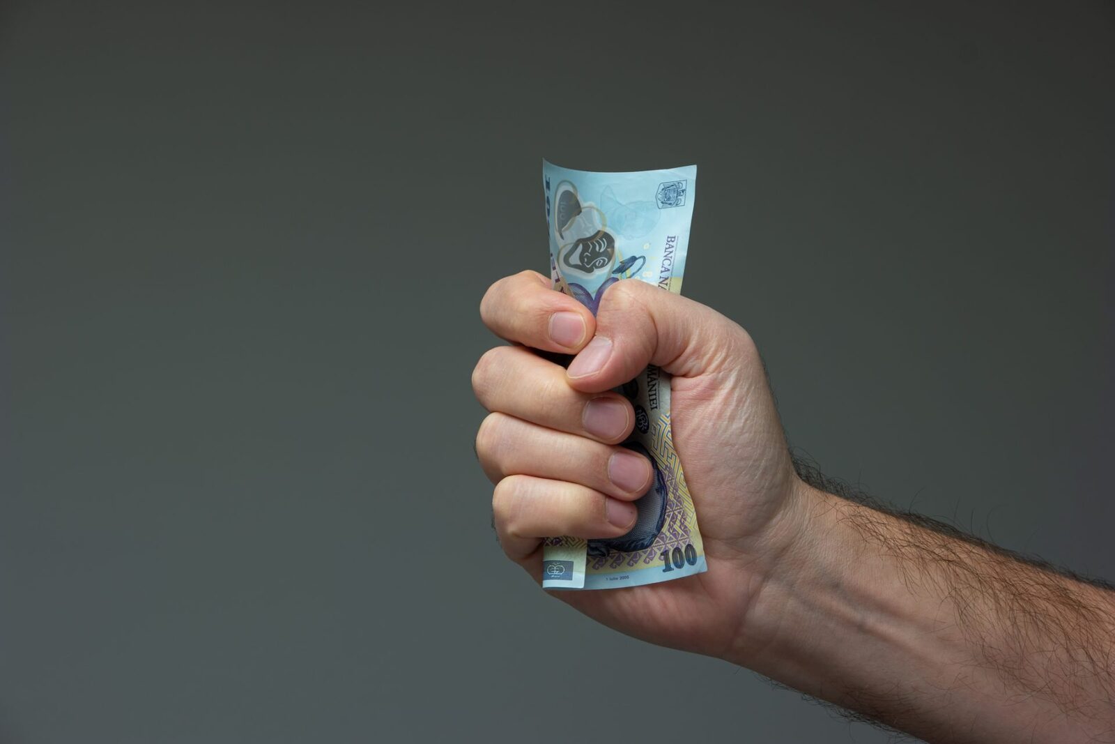 Consiliul Concurenței avertizează companiile din România să fie vigilente în contextul economic internațional dificil, evidențiind riscul ca unele să profite de această situație pentru a majora prețurile în mod artificial